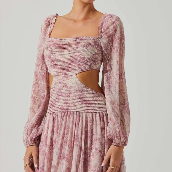 ASTR
SAVITA ABSTRACT PRINT RUCHED CUTOUT TOP Size Small - Picture 2 of 8